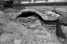 84263 Gezicht op de bij een opgraving gevonden resten van de stadsmuur bij het bastion Sterrenburg te Utrecht; op de ...